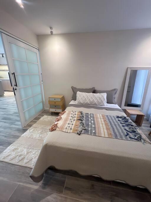 Cozy Apartment in Vibrant and Trendy Manila