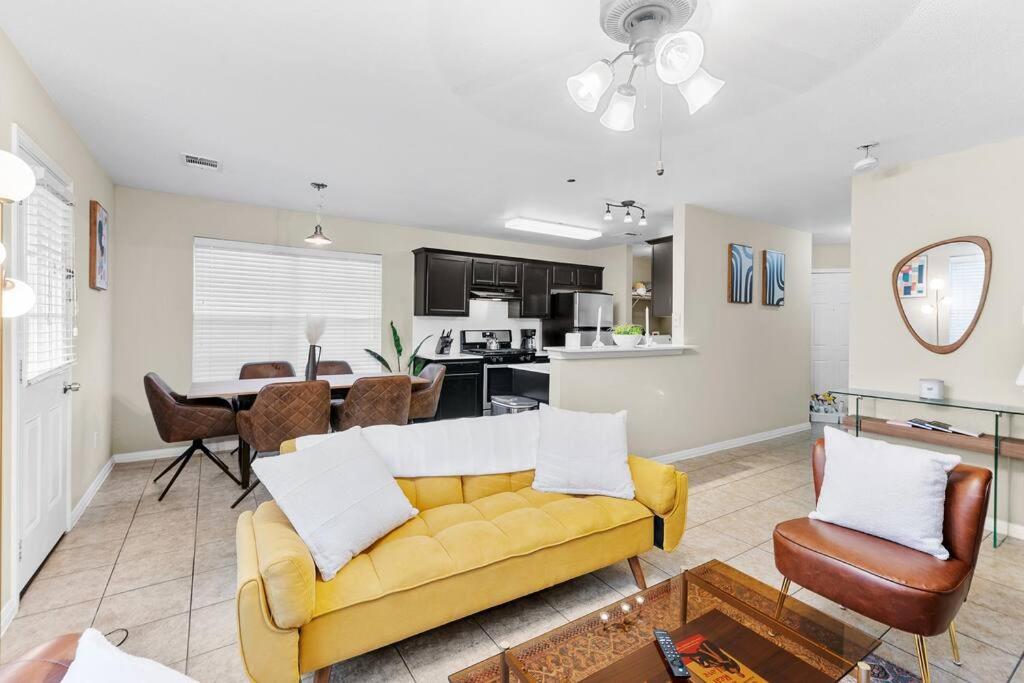 Beautiful Space - Nice yard - 10 min from DT view 5