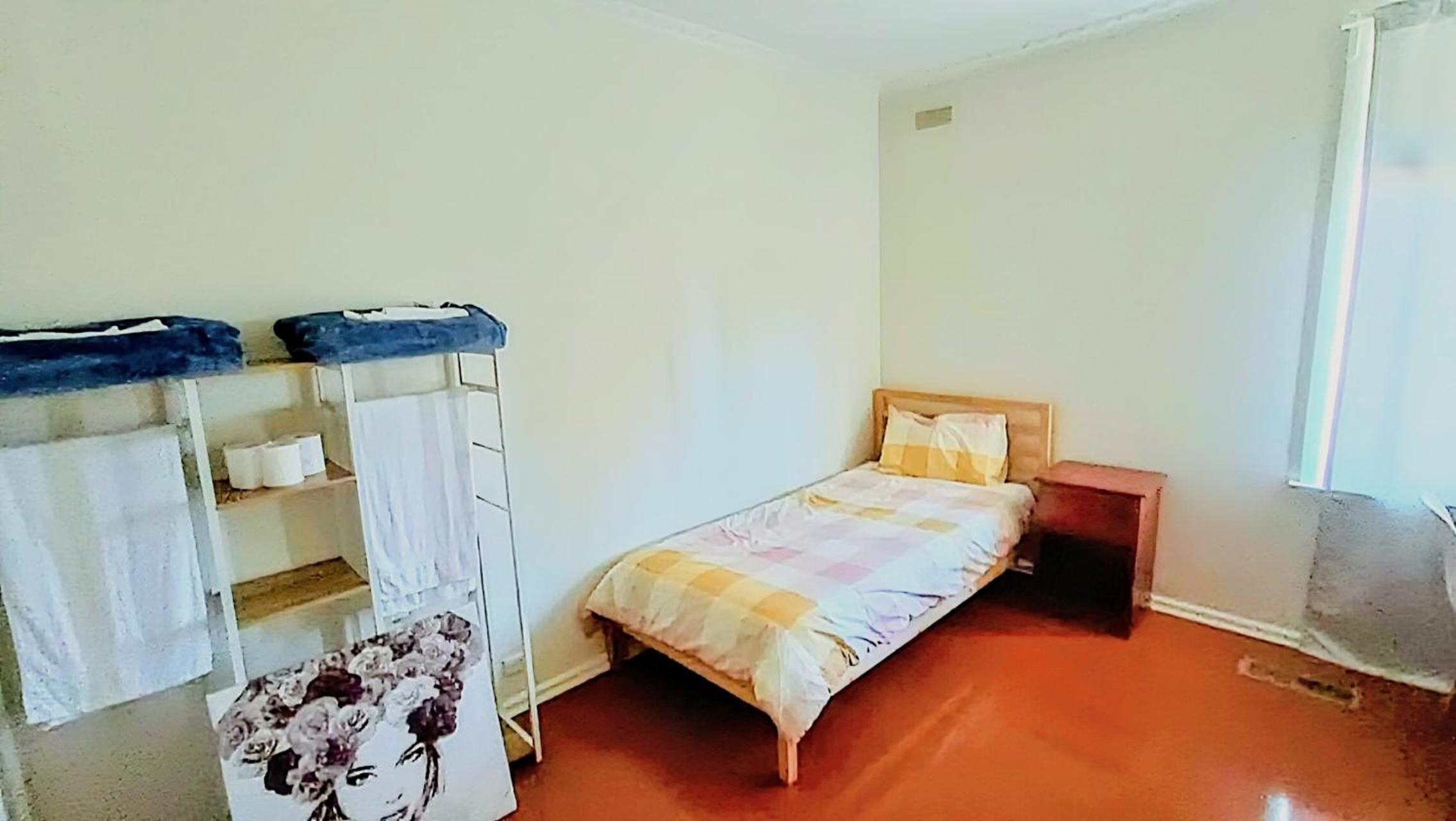 5 BR House-WIFI TV Kitchen Dining Living Laundry Backyard Free Parking