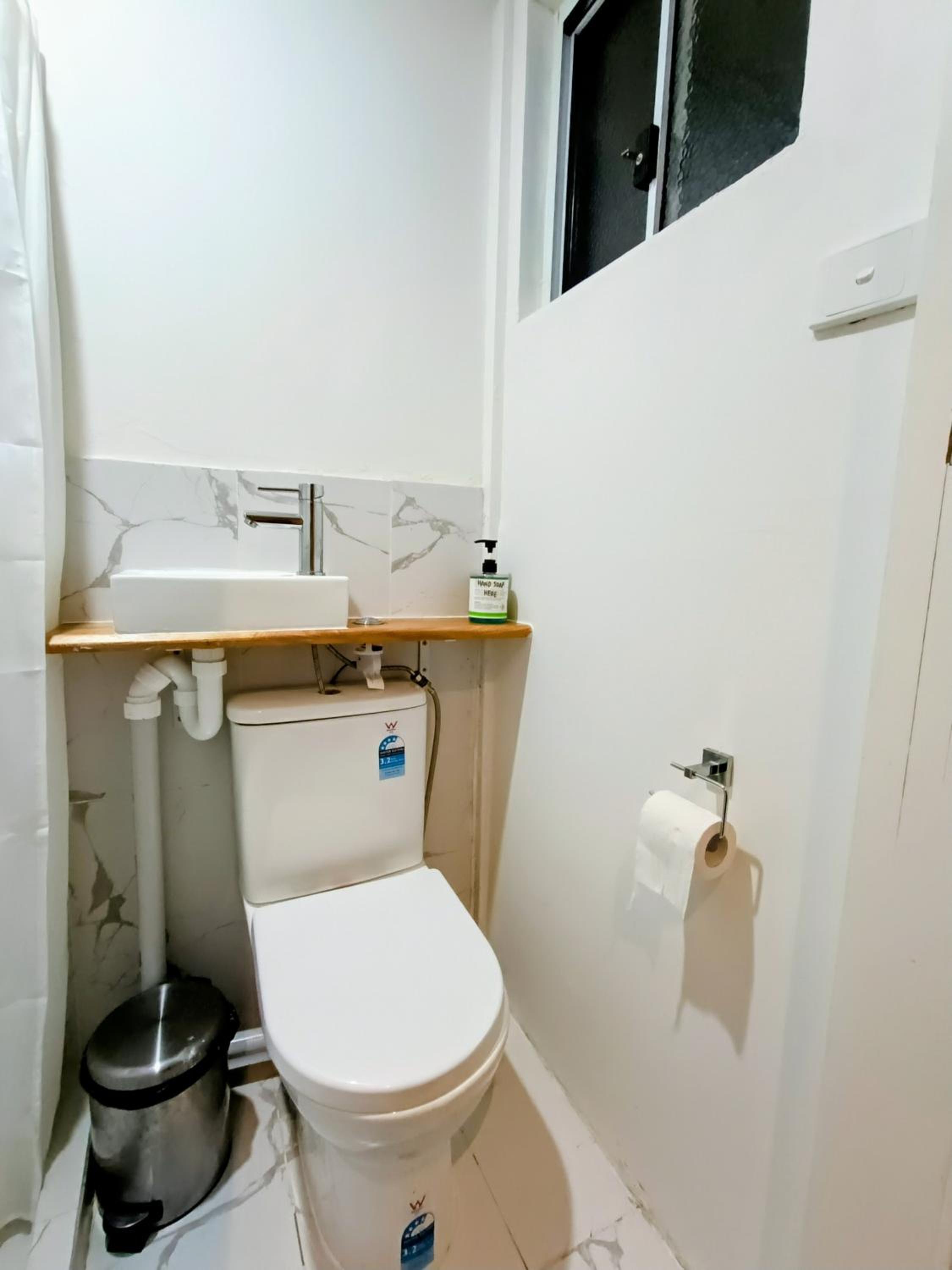 5 BR House-WIFI TV Kitchen Dining Living Laundry Backyard Free Parking