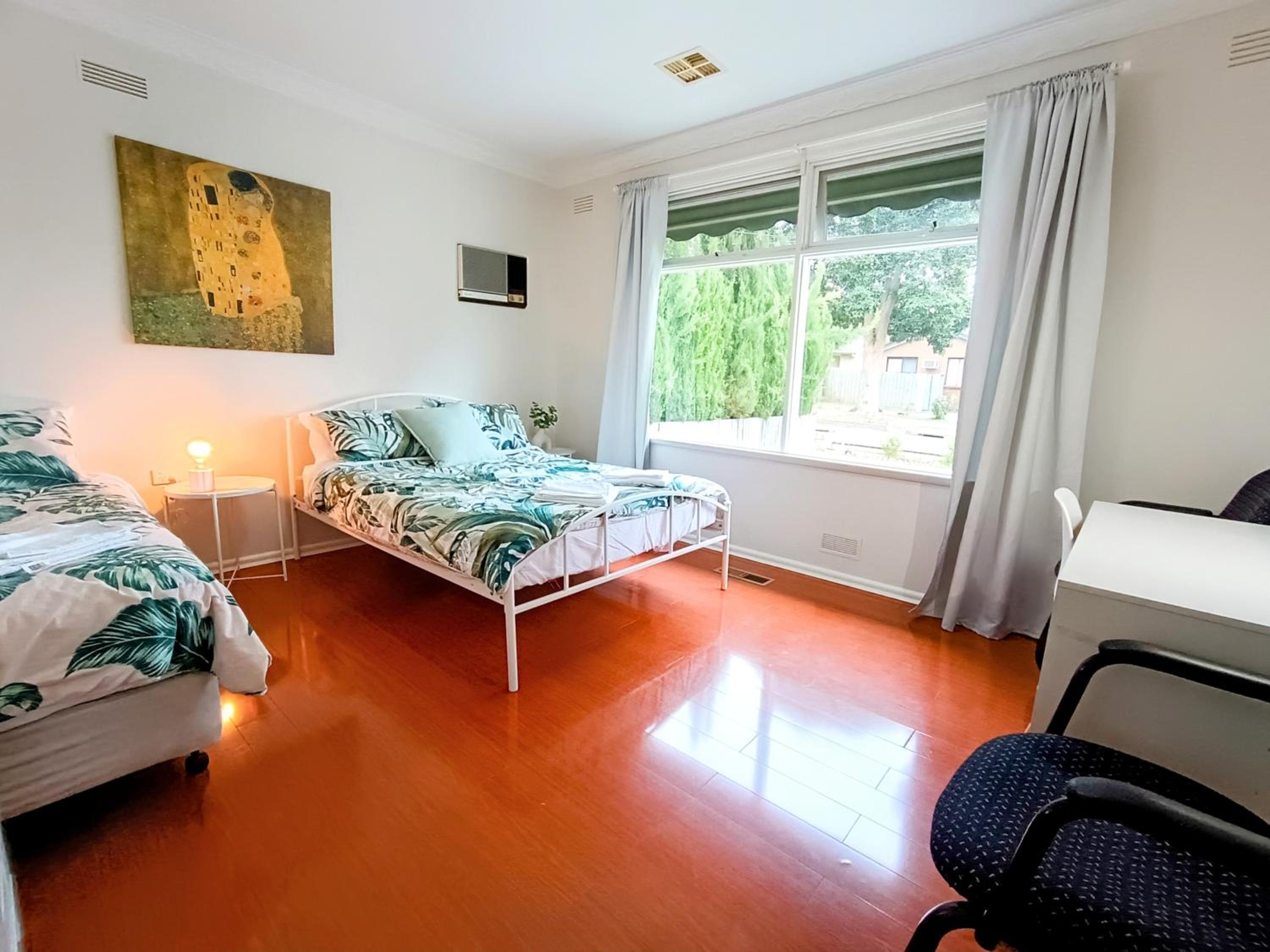 5 BR House-WIFI TV Kitchen Dining Living Laundry Backyard Free Parking