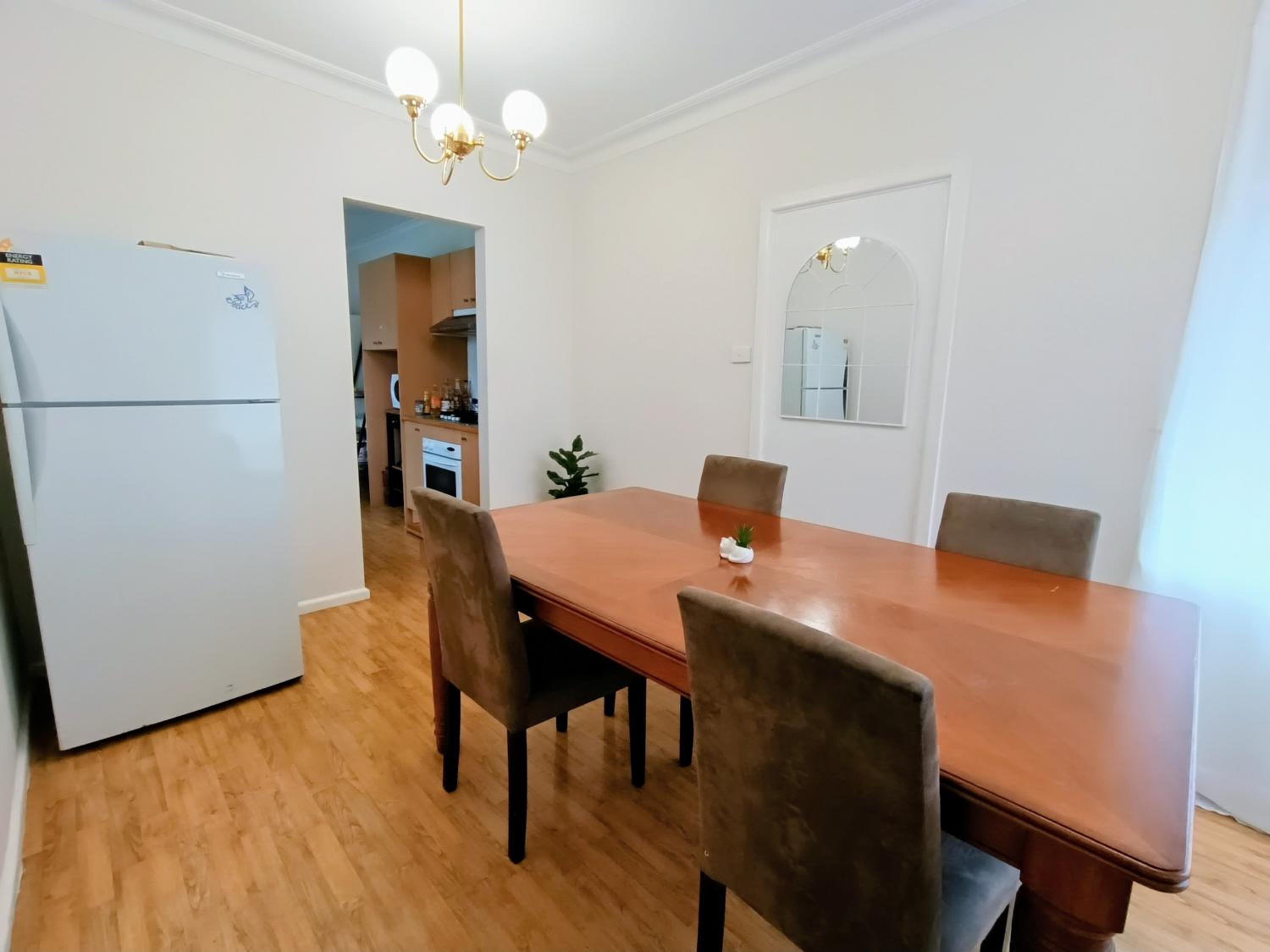 5 BR House-WIFI TV Kitchen Dining Living Laundry Backyard Free Parking