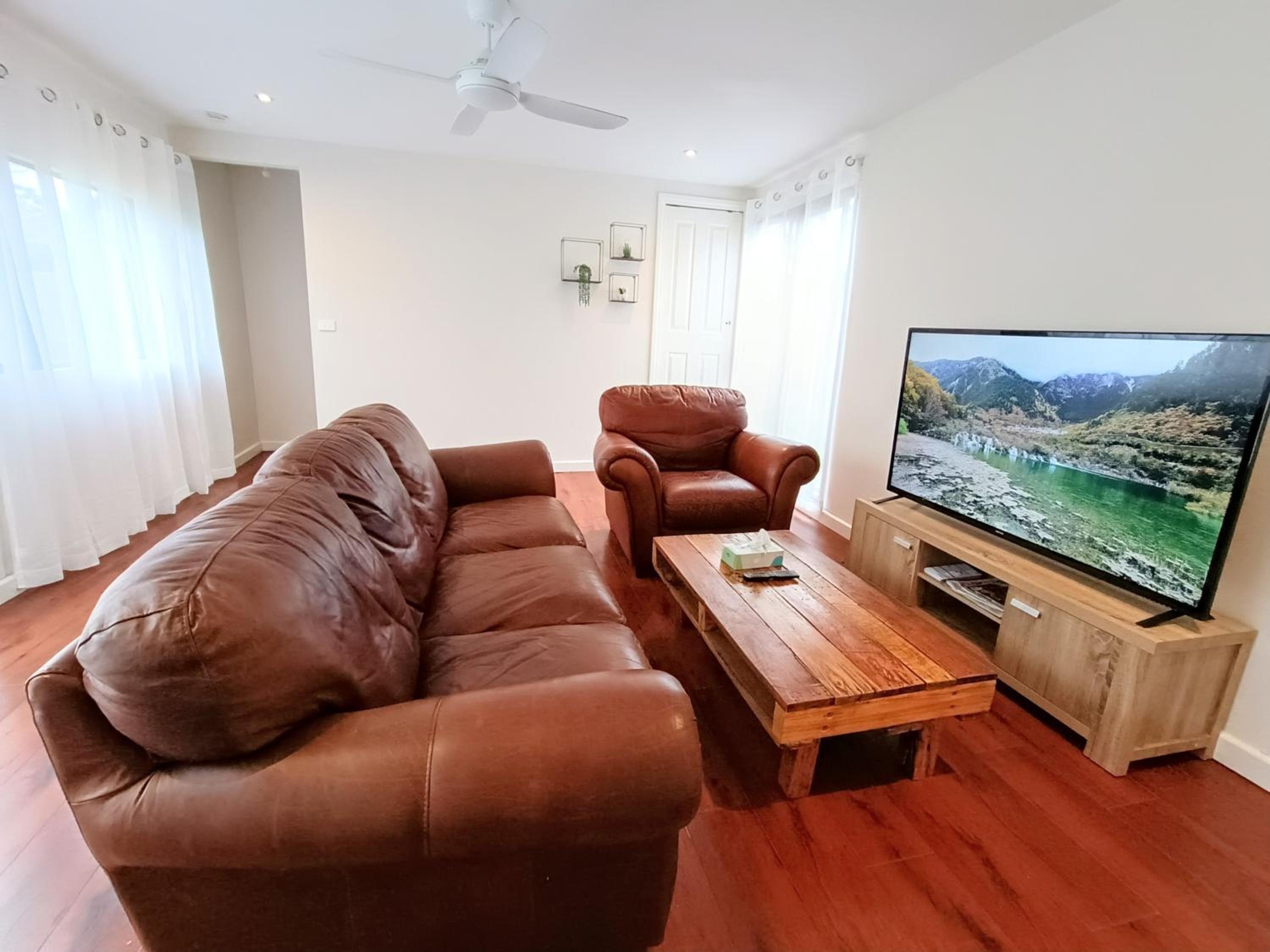 5 BR House-WIFI TV Kitchen Dining Living Laundry Backyard Free Parking