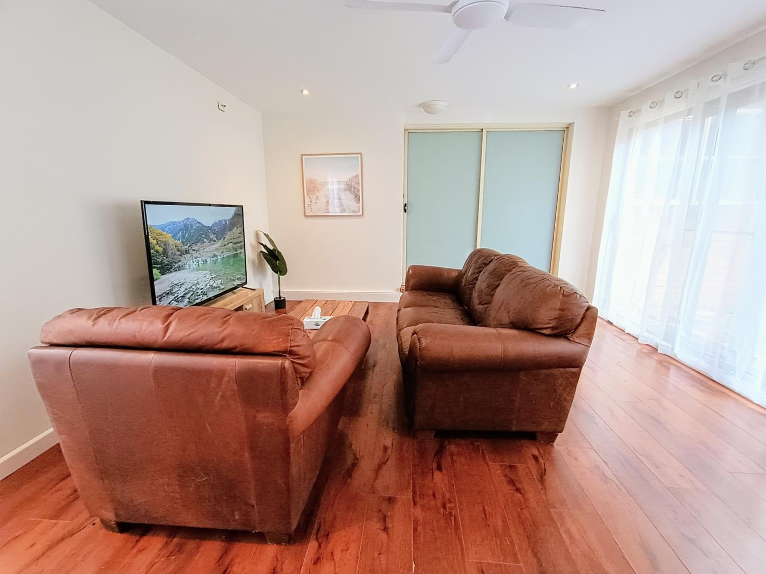 5 BR House-WIFI TV Kitchen Dining Living Laundry Backyard Free Parking