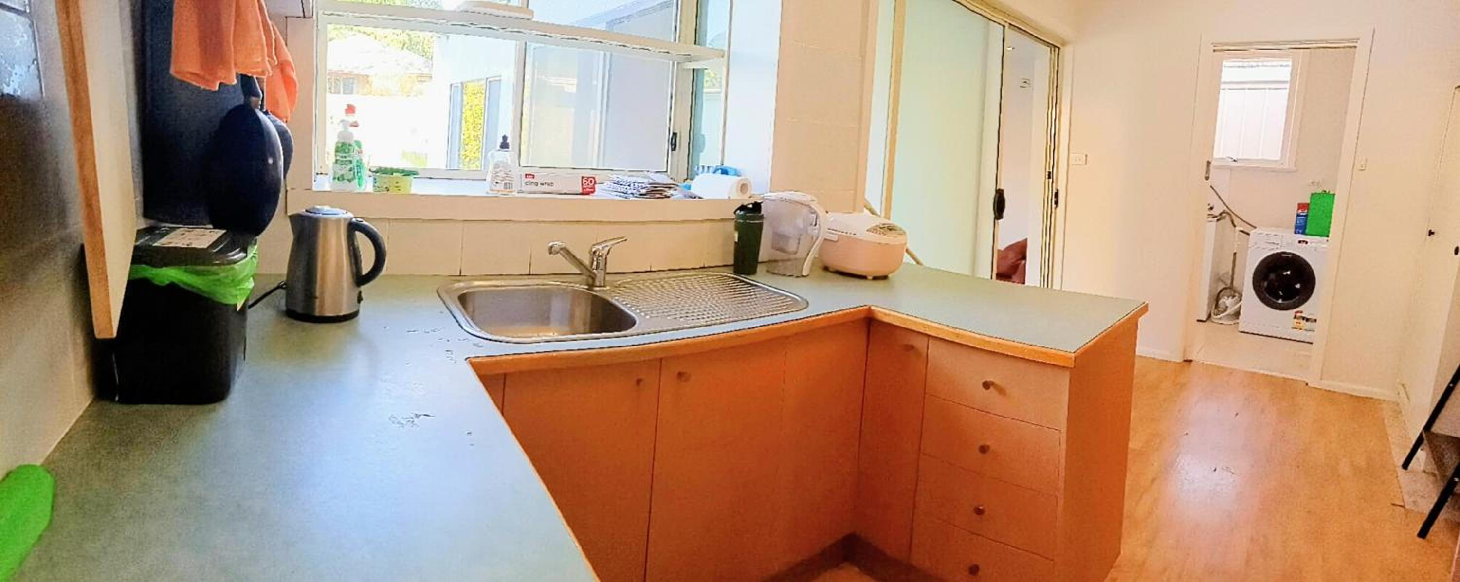 5 BR House-WIFI TV Kitchen Dining Living Laundry Backyard Free Parking
