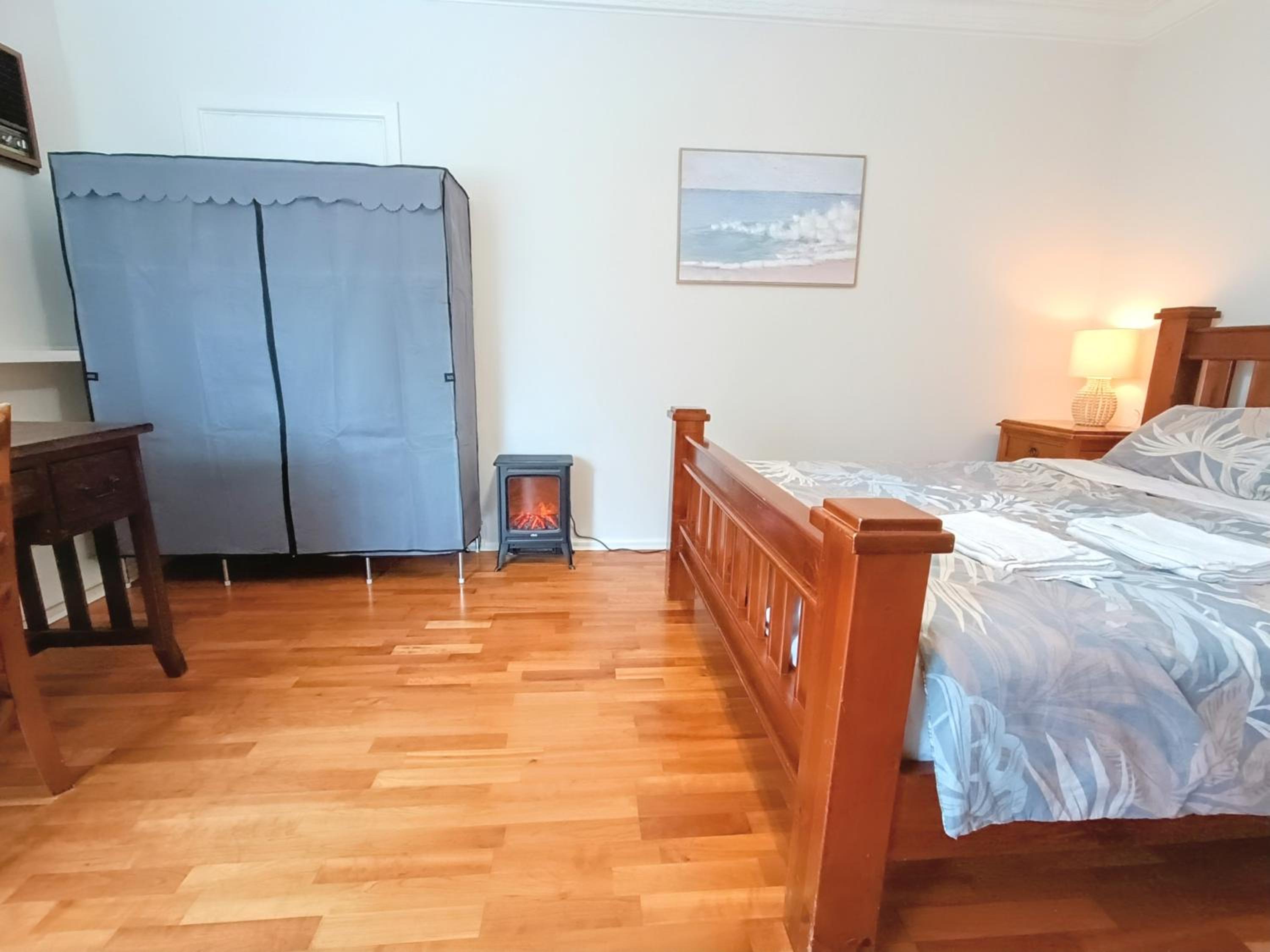 5 BR House-WIFI TV Kitchen Dining Living Laundry Backyard Free Parking