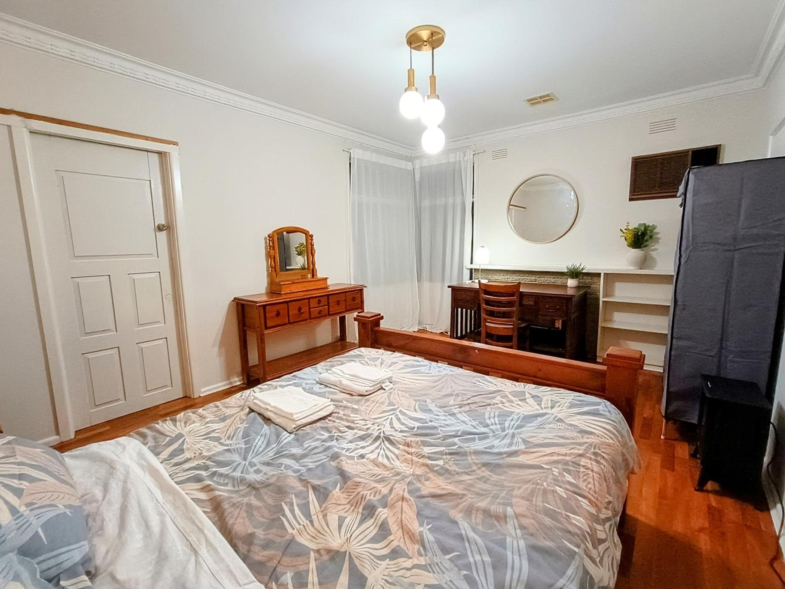 5 BR House-WIFI TV Kitchen Dining Living Laundry Backyard Free Parking