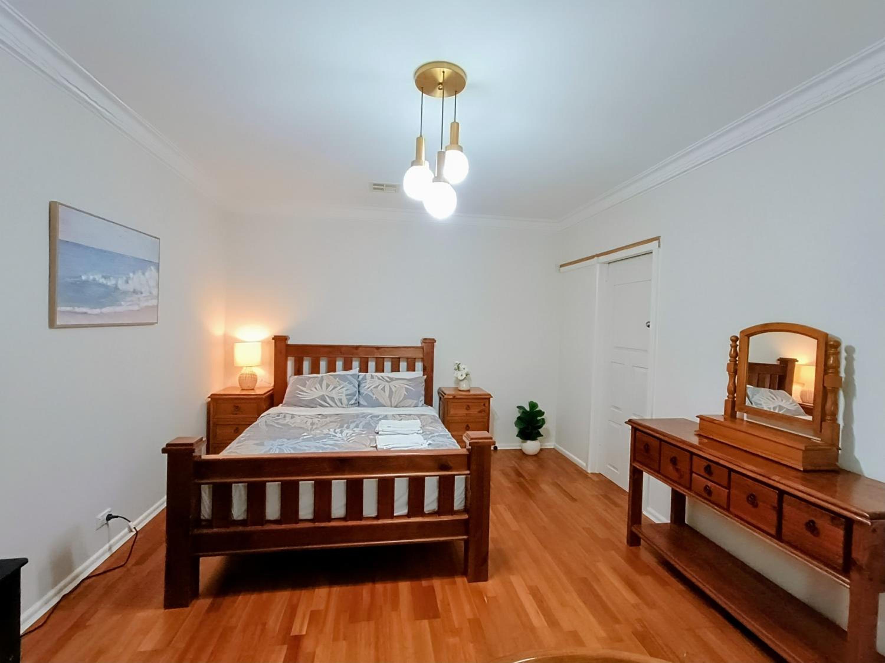 5 BR House-WIFI TV Kitchen Dining Living Laundry Backyard Free Parking