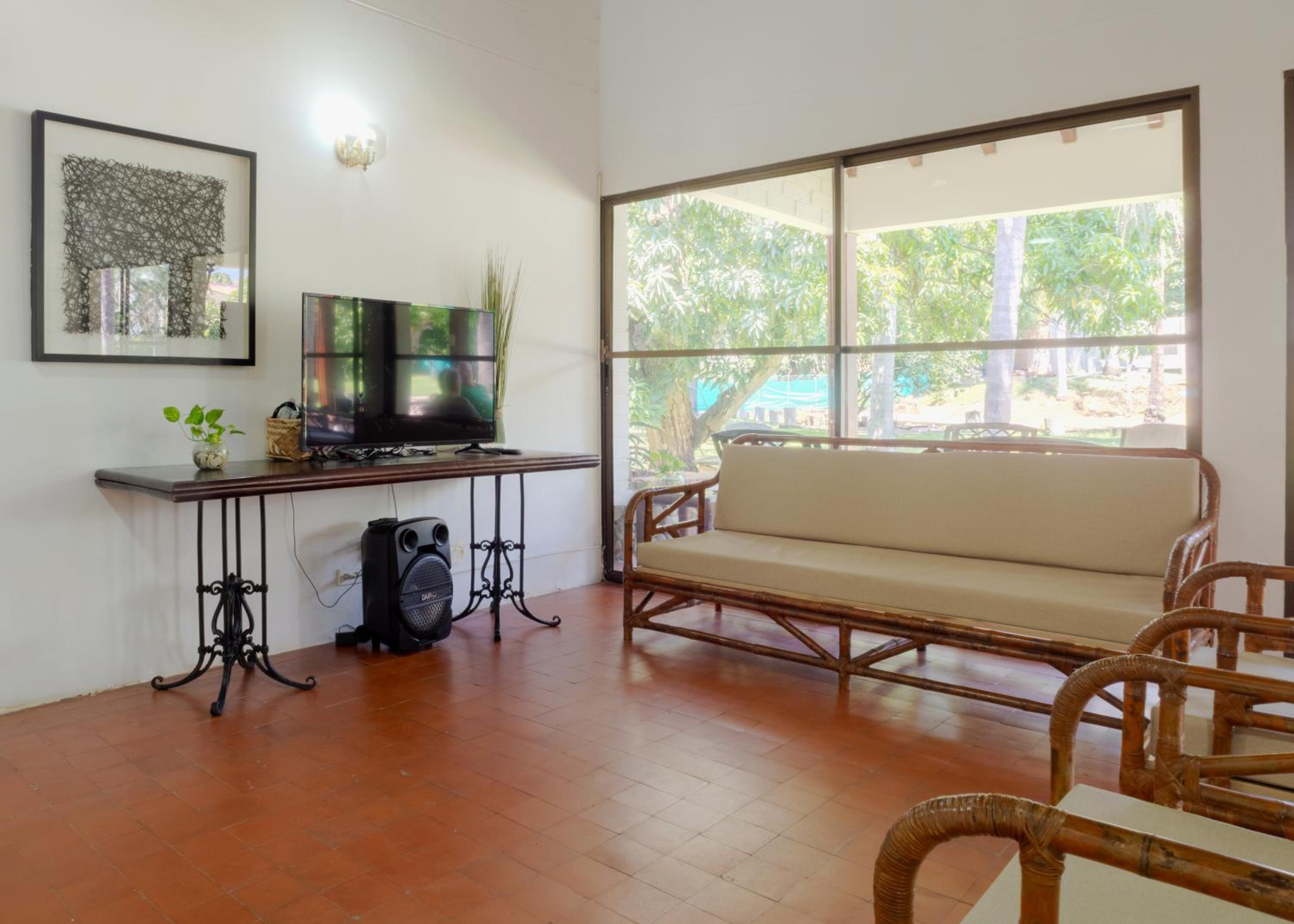 Santa Ana Colonial