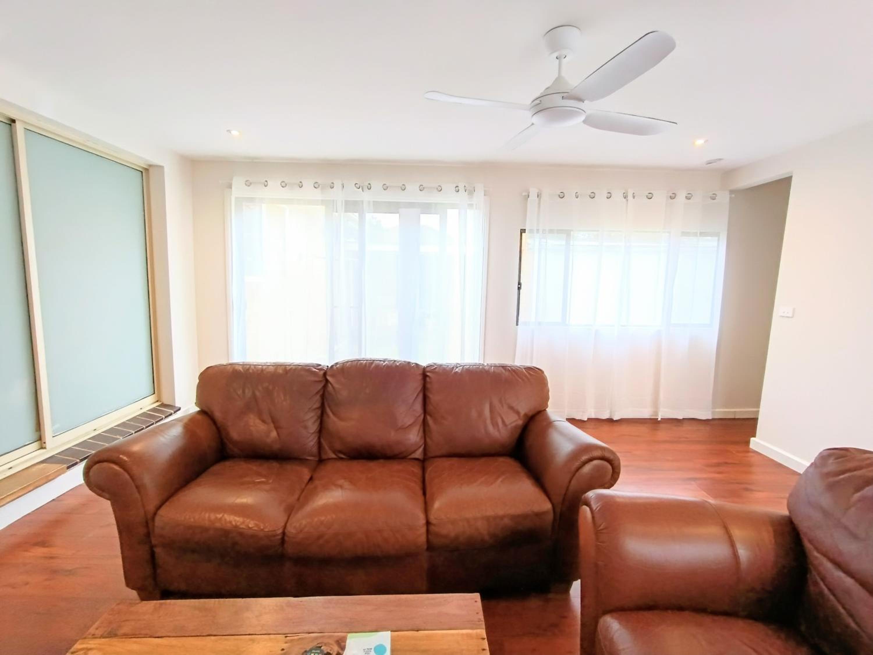 5 BR House-WIFI TV Kitchen Dining Living Laundry Backyard Free Parking