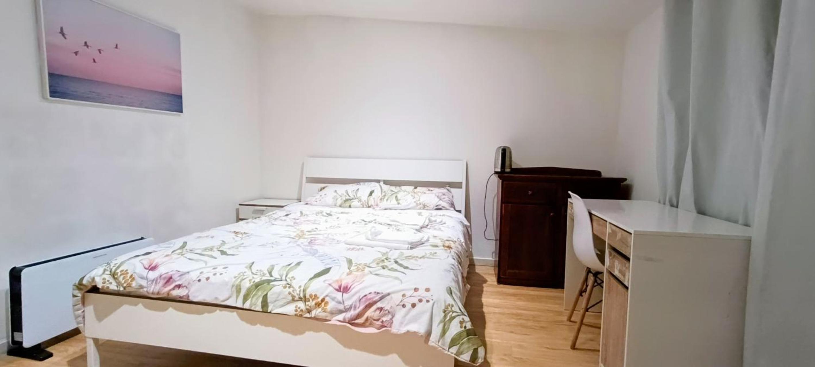 5 BR House-WIFI TV Kitchen Dining Living Laundry Backyard Free Parking