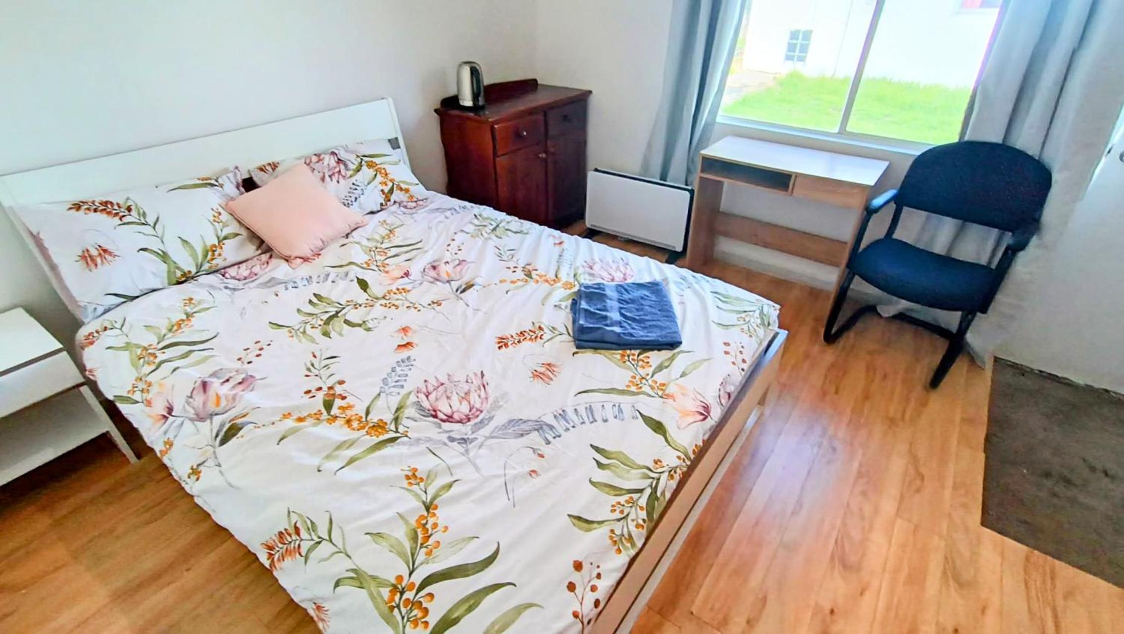 5 BR House-WIFI TV Kitchen Dining Living Laundry Backyard Free Parking