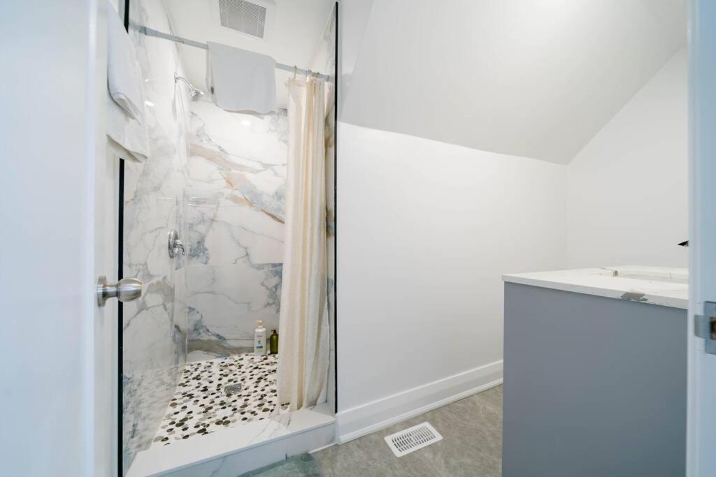 Renovated 3 Bedroom House-Niagara View
