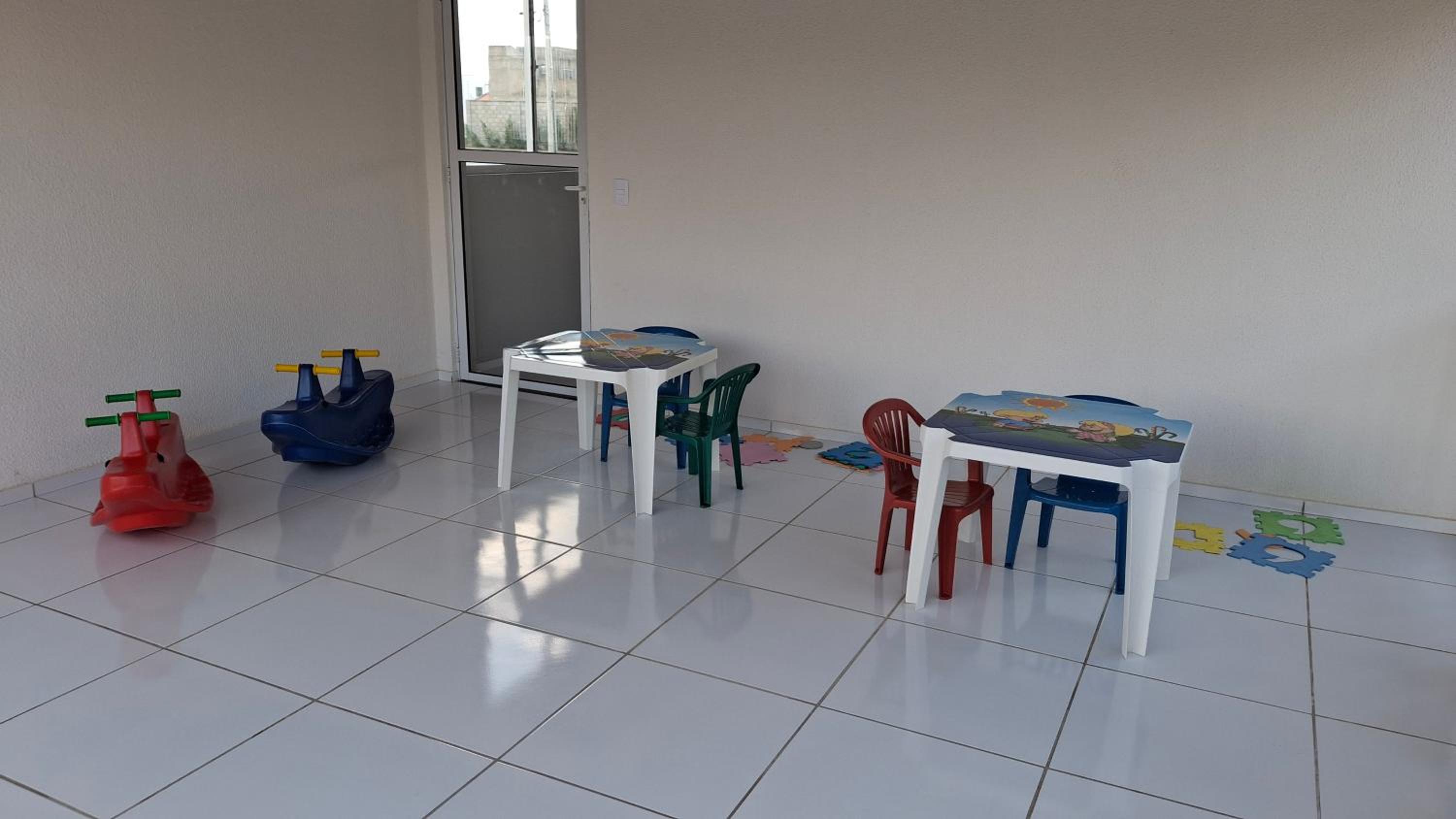 Apto 2 quartos condomínio club 2