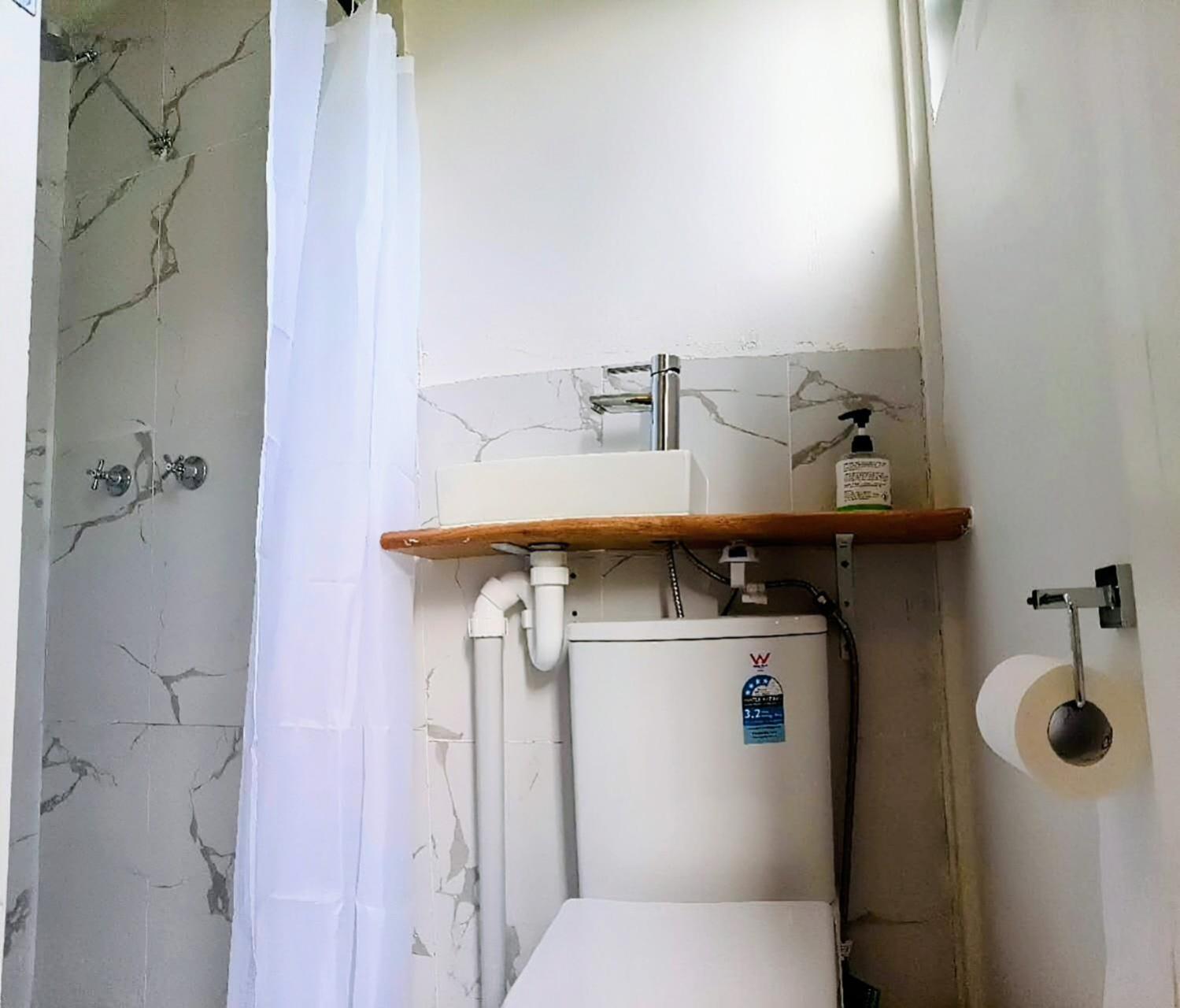 5 BR House-WIFI TV Kitchen Dining Living Laundry Backyard Free Parking