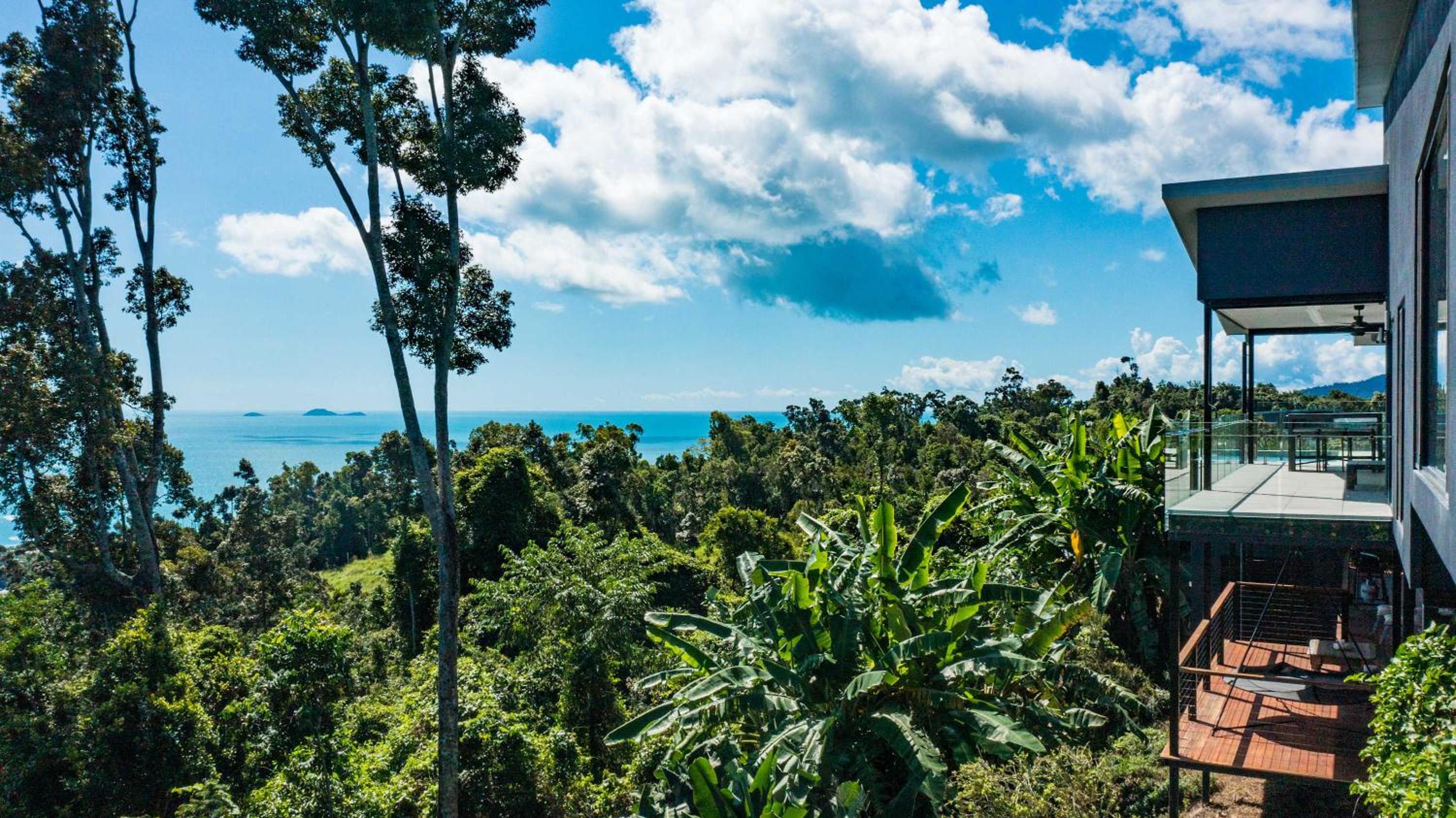 'Nine Islands' Airlie Beach Luxury Holiday Home with ocean views