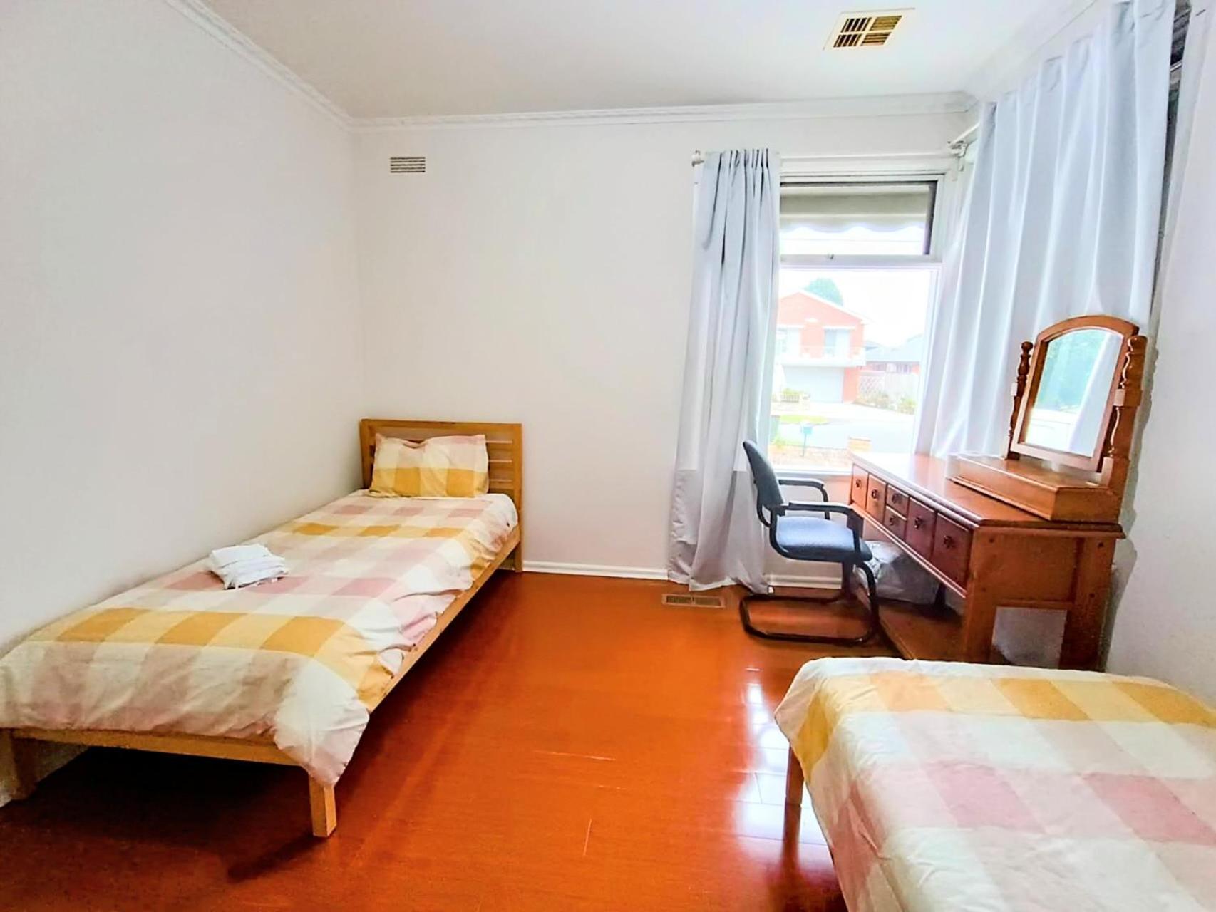 5 BR House-WIFI TV Kitchen Dining Living Laundry Backyard Free Parking