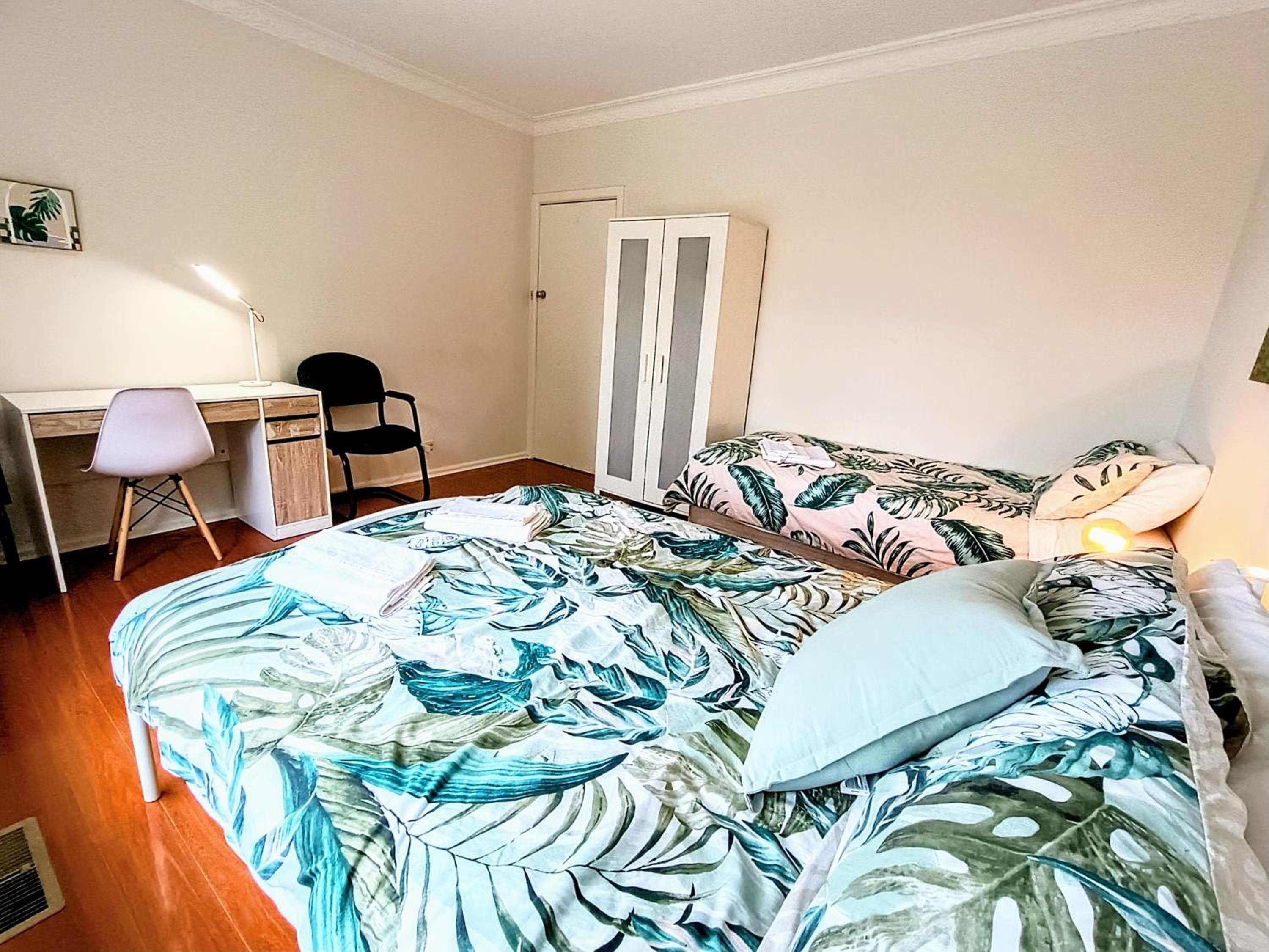 5 BR House-WIFI TV Kitchen Dining Living Laundry Backyard Free Parking