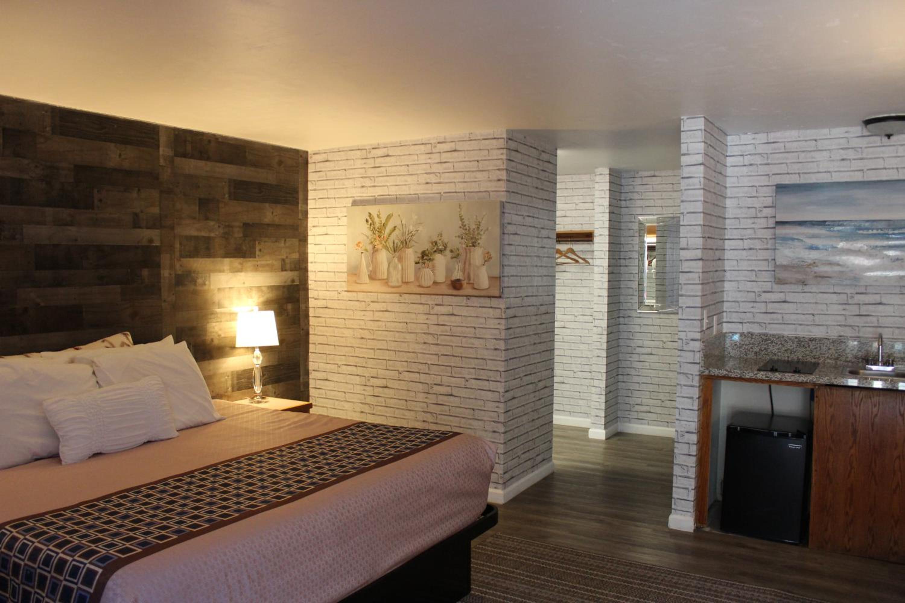 Ashland Vacations - Cedarwood Inn of Ashland - Property Image 156