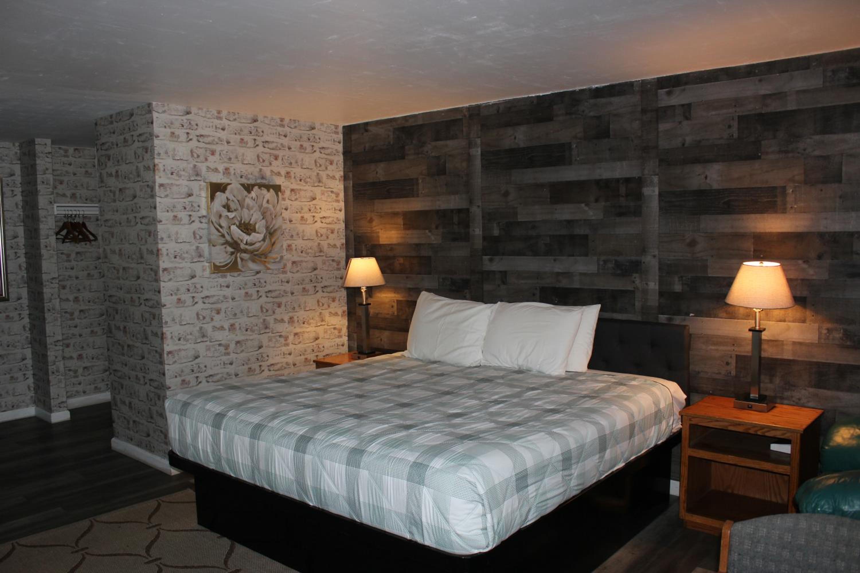Ashland Vacations - Cedarwood Inn of Ashland - Property Image 161