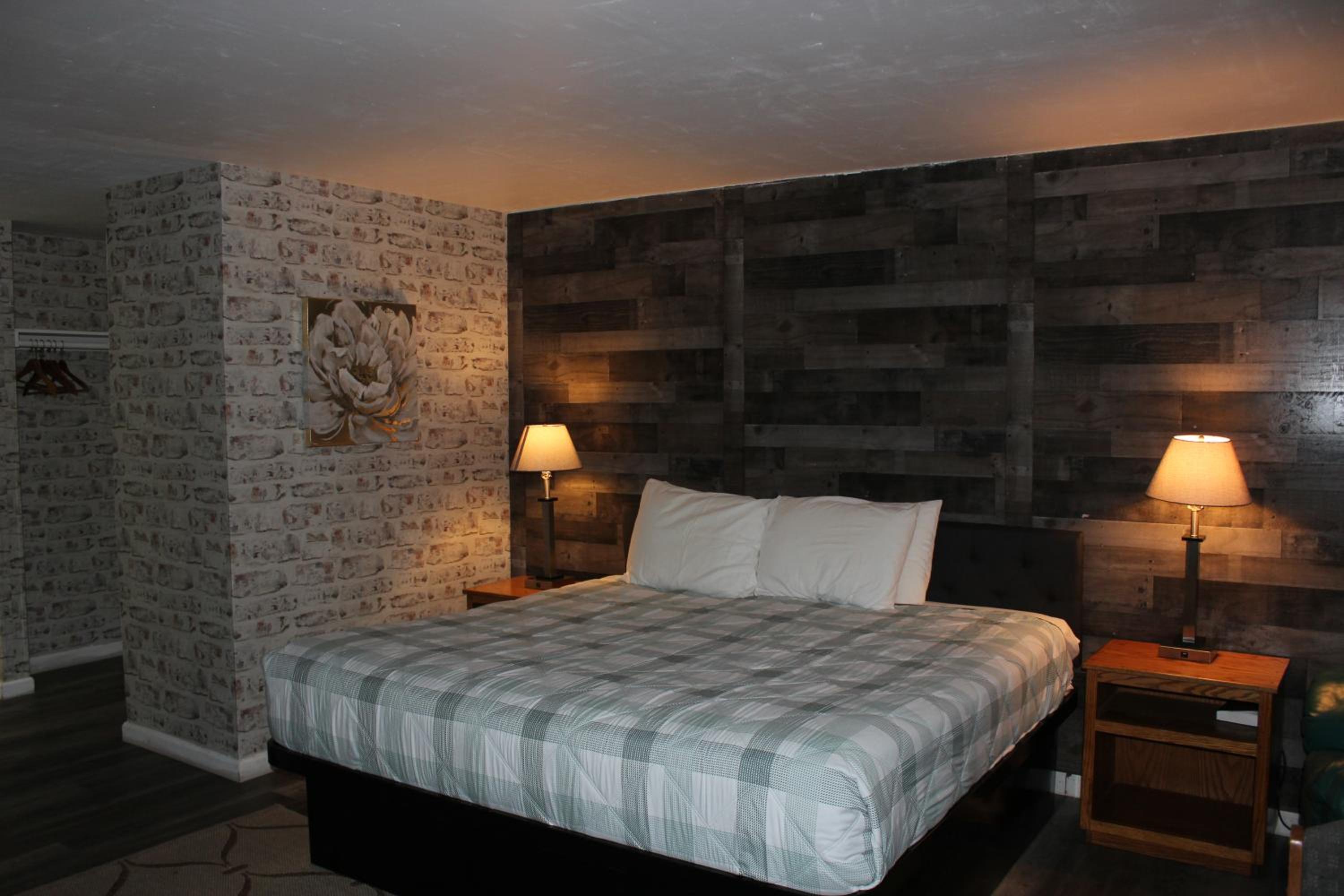 Ashland Vacations - Cedarwood Inn of Ashland - Property Image 163