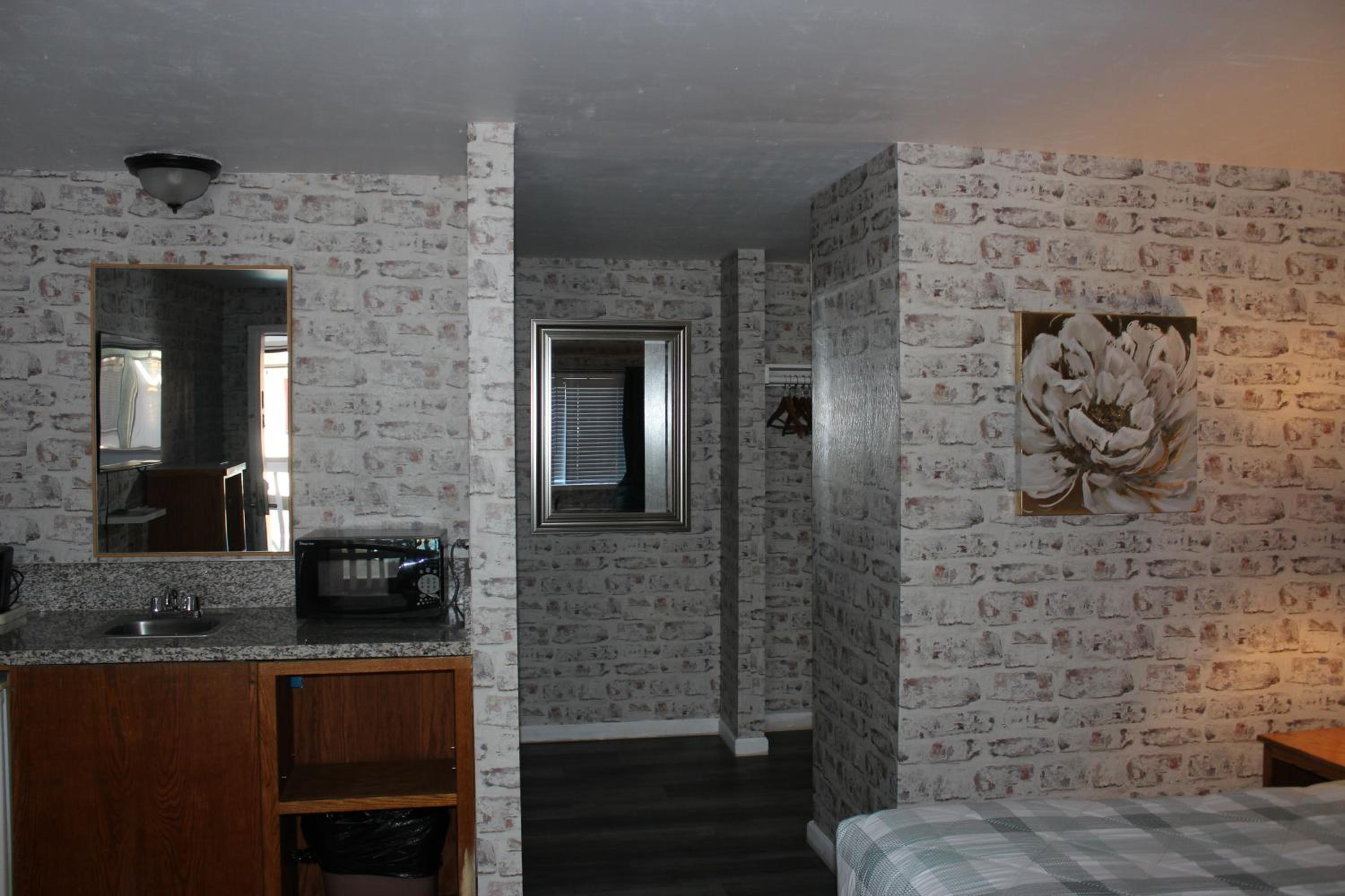 Ashland Vacations - Cedarwood Inn of Ashland - Property Image 164