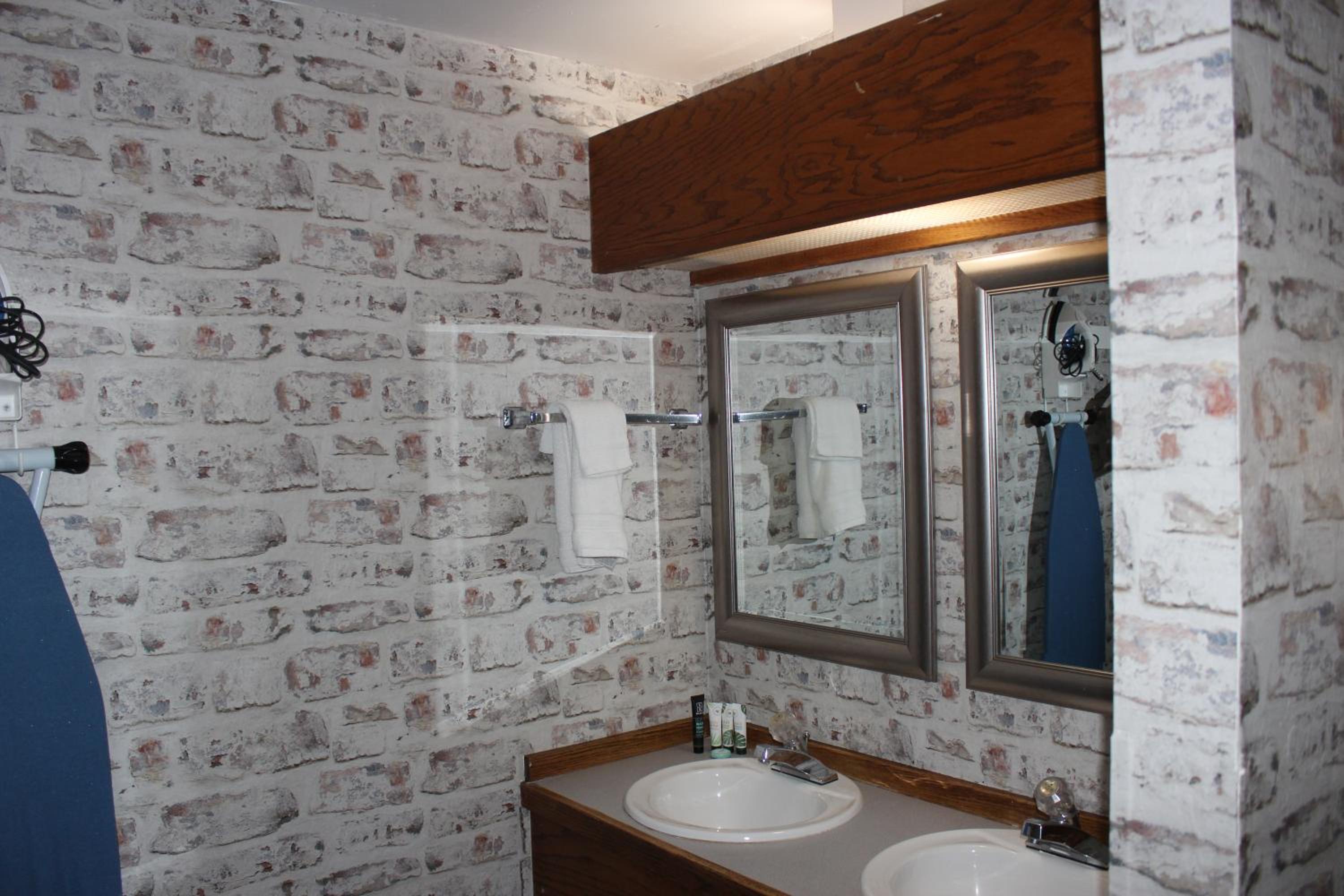 Ashland Vacations - Cedarwood Inn of Ashland - Property Image 167