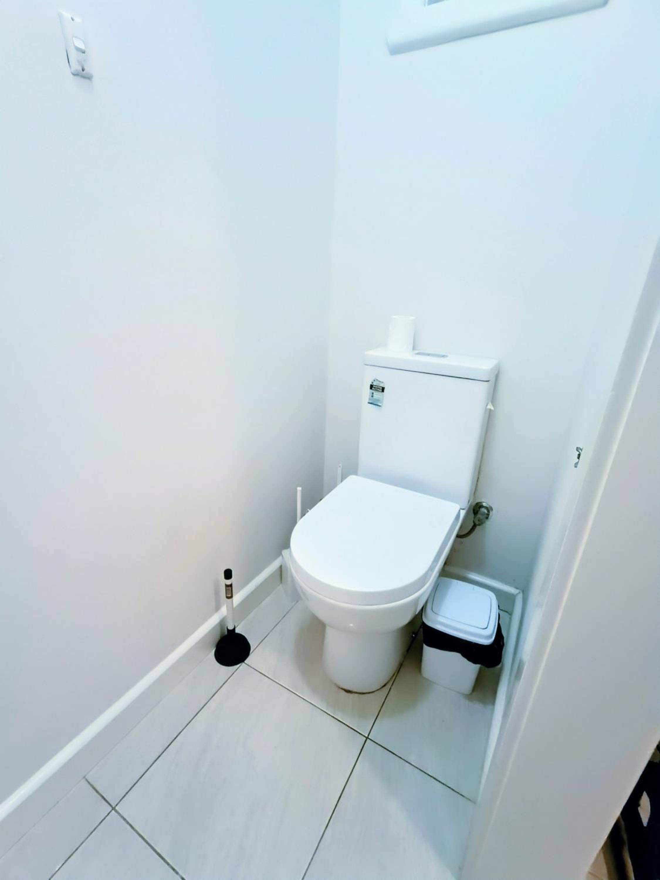 5 BR House-WIFI TV Kitchen Dining Living Laundry Backyard Free Parking