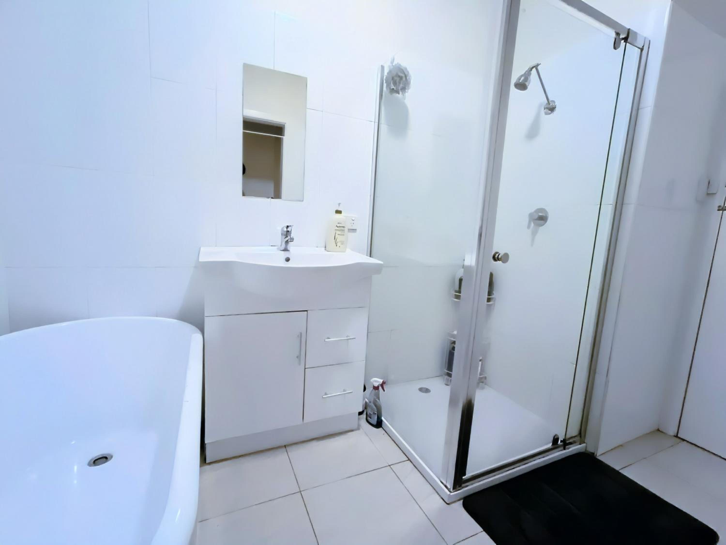 5 BR House-WIFI TV Kitchen Dining Living Laundry Backyard Free Parking