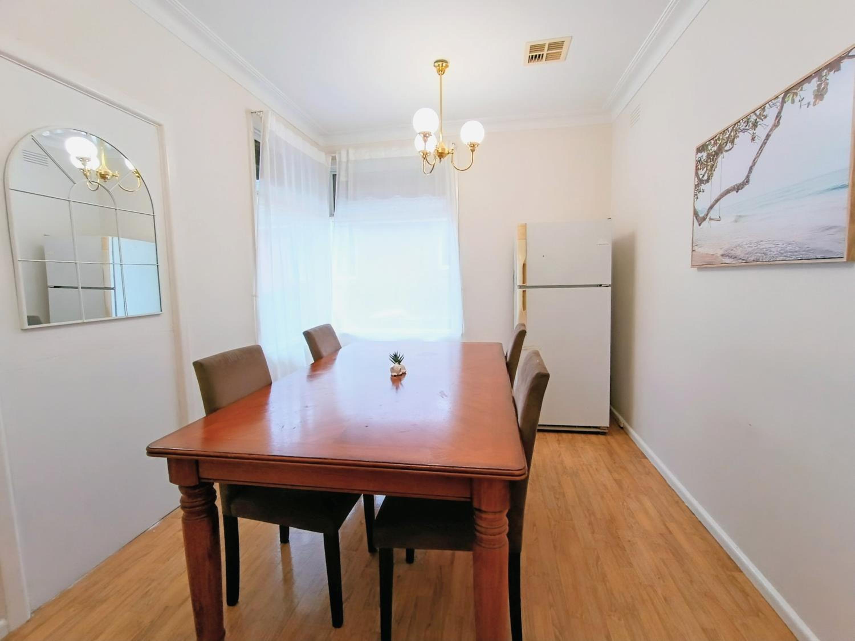 5 BR House-WIFI TV Kitchen Dining Living Laundry Backyard Free Parking