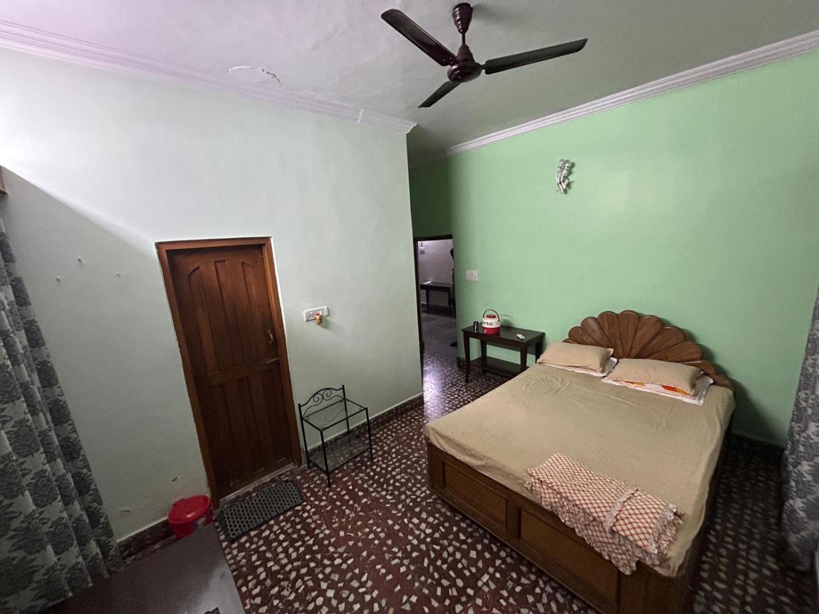 HOTEL O CHAPS'LE guest house kankarbagh