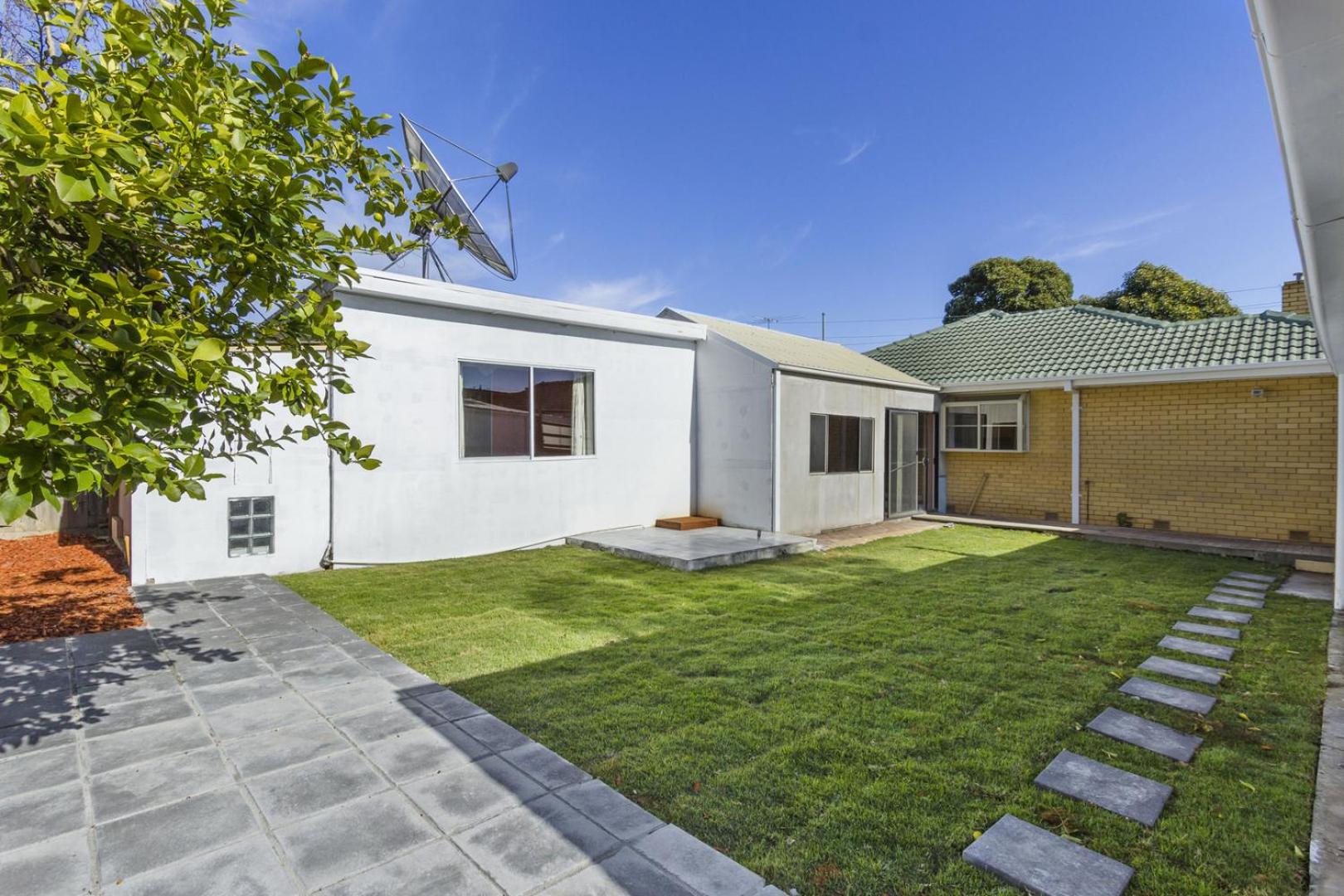 5 BR House-WIFI TV Kitchen Dining Living Laundry Backyard Free Parking