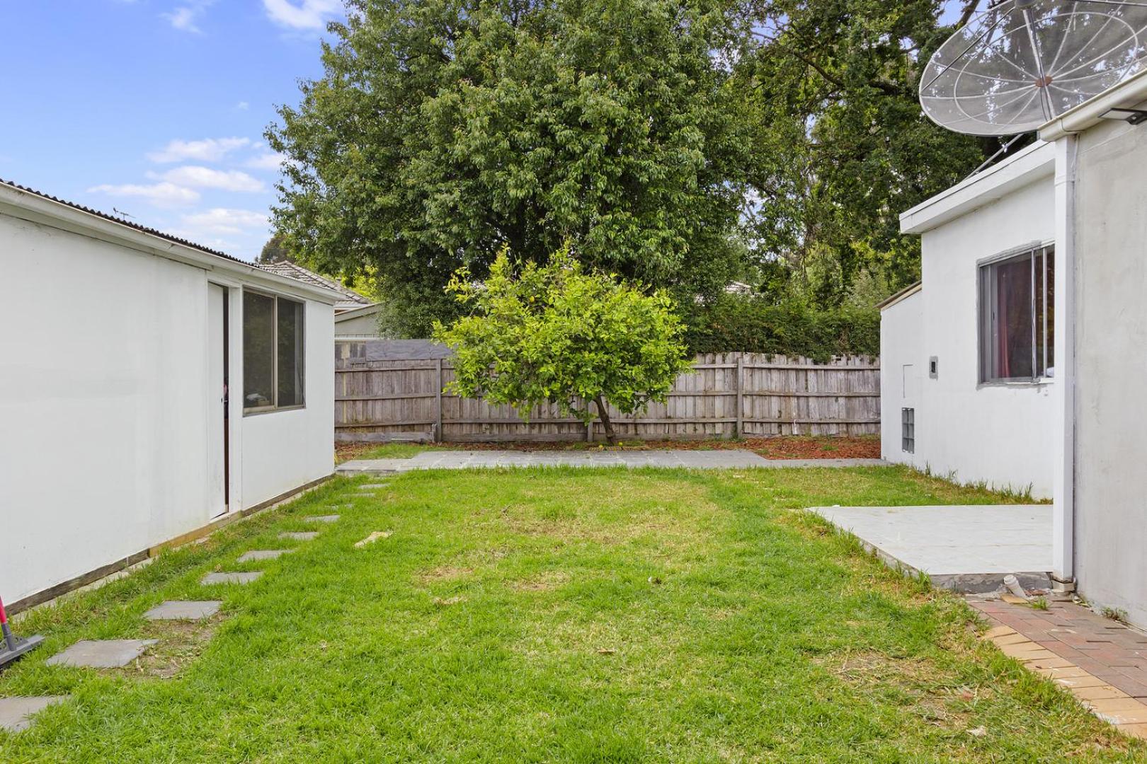 5 BR House-WIFI TV Kitchen Dining Living Laundry Backyard Free Parking