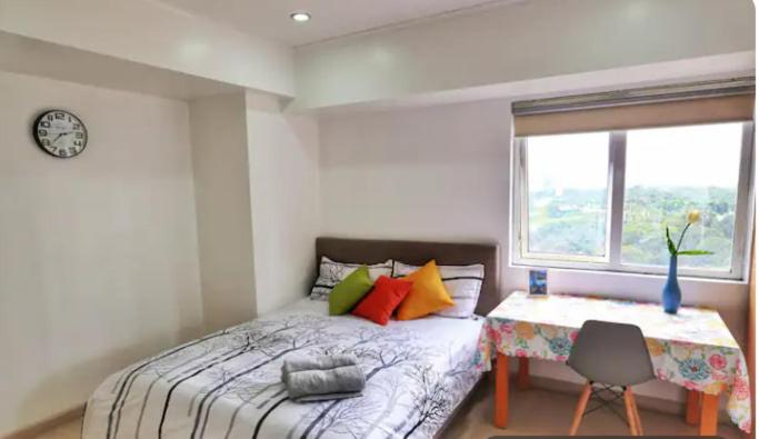 5-mins SM AURA COZY 2BR Free Parking view 3