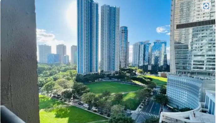 5-mins SM AURA COZY 2BR Free Parking view 4