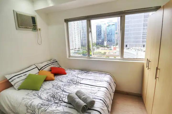 5-mins SM AURA COZY 2BR Free Parking view 5