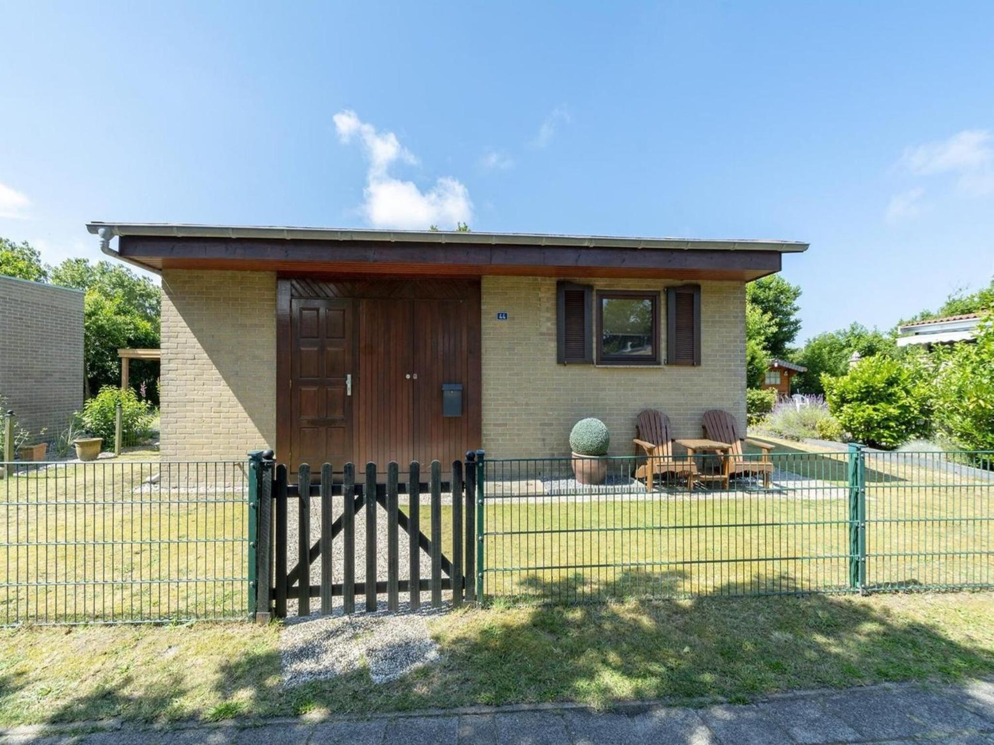Bungalow at Garnekuul park with garden