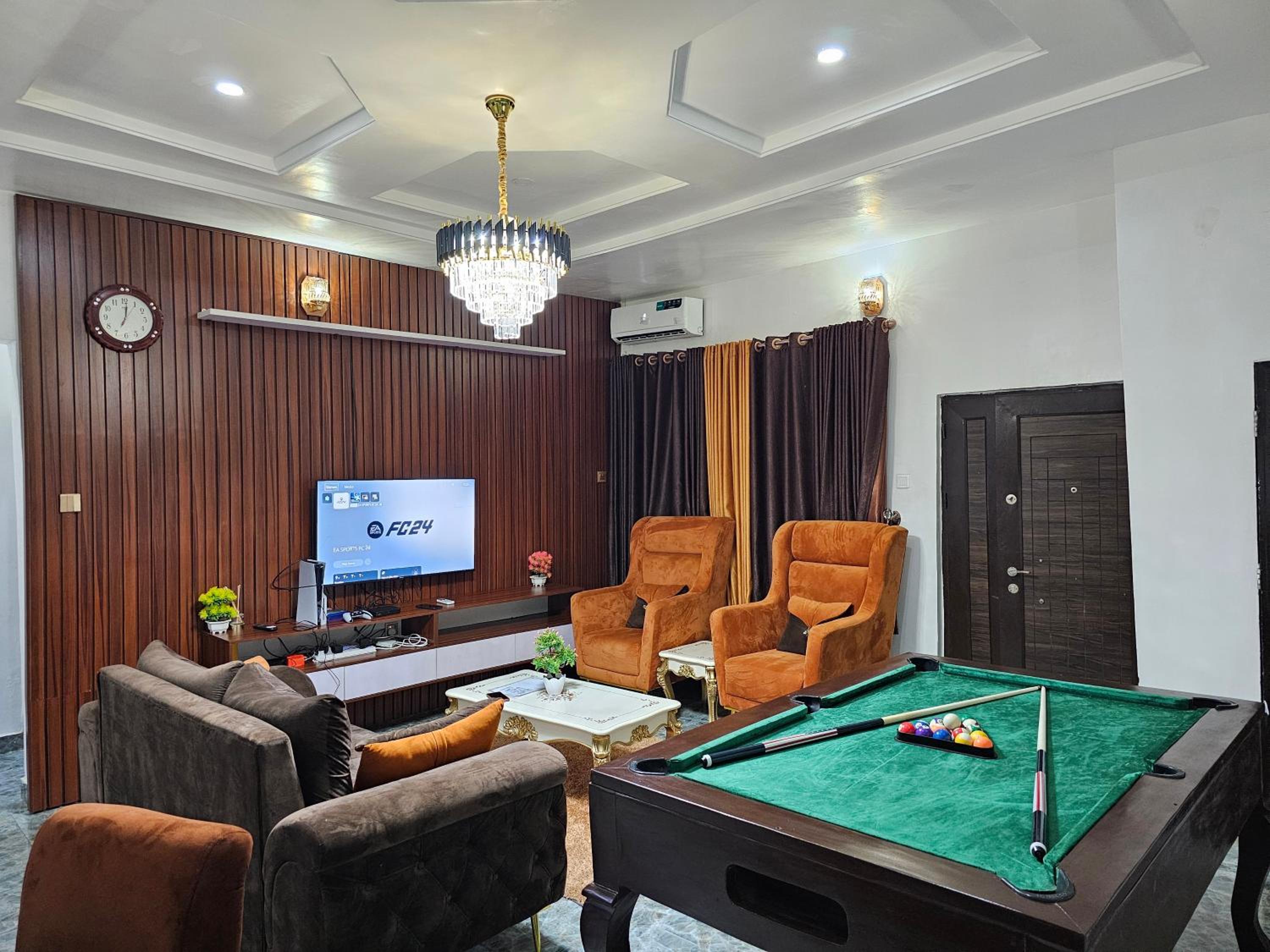 Cozy & Entertaining 2-bedroom House view 5