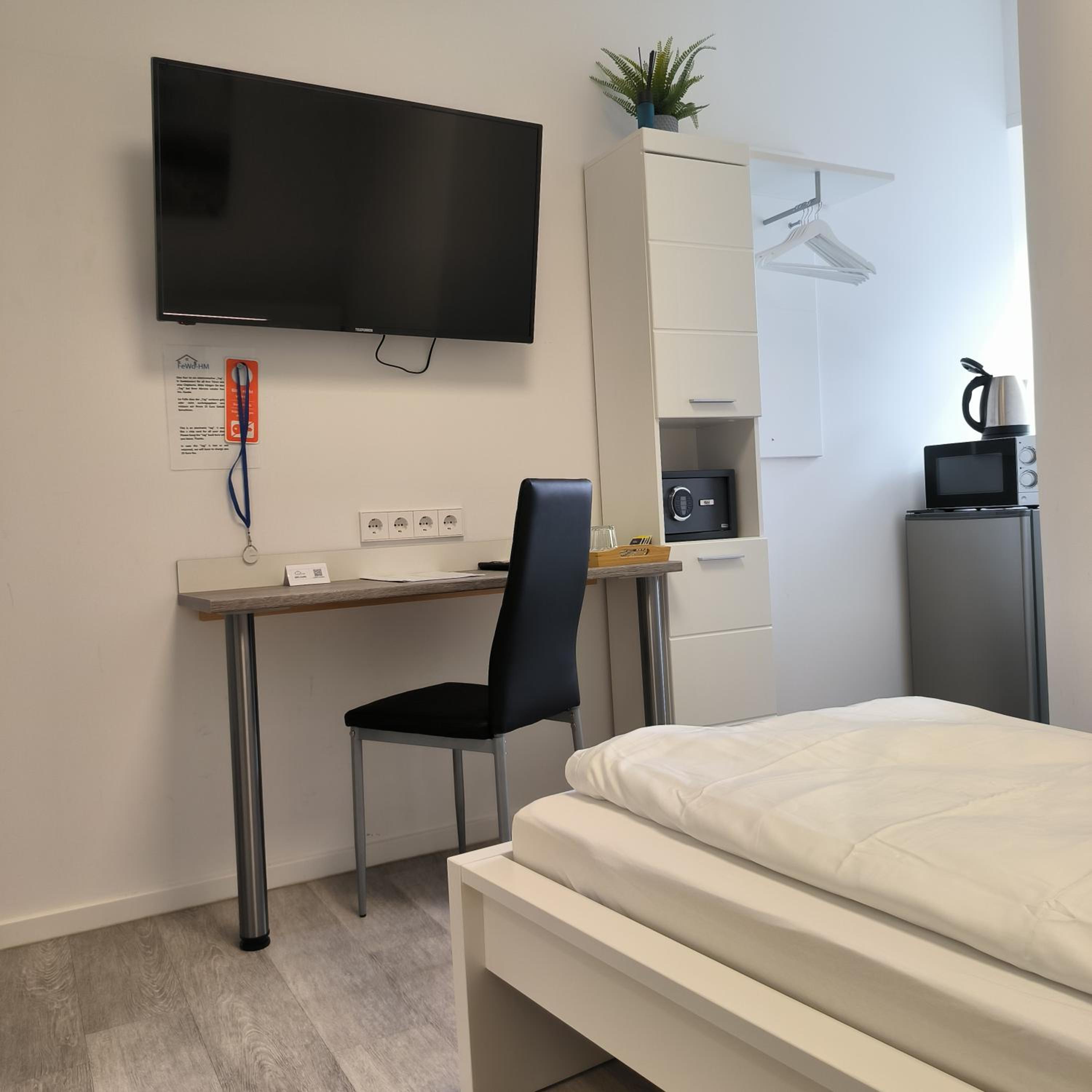 Private room #4 with single, ground floor, AC, 2min to RAB, no kitchen