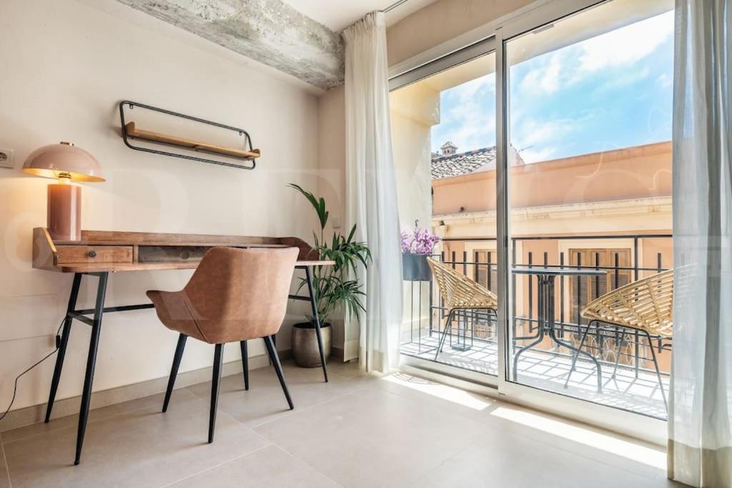 Art-lovers heaven with balcony in center by REMS