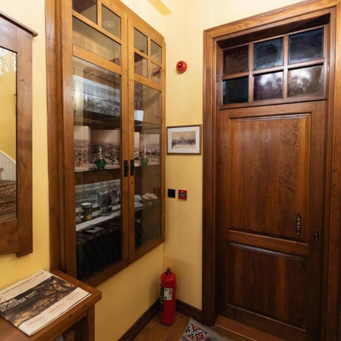 Beyoğlu'nun kalbinde yüksek tavanlı daire