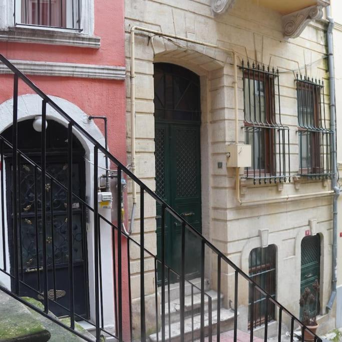 Beyoğlu'nun kalbinde yüksek tavanlı daire