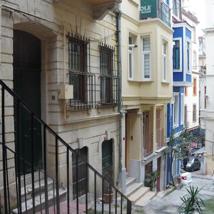 Beyoğlu'nun kalbinde yüksek tavanlı daire