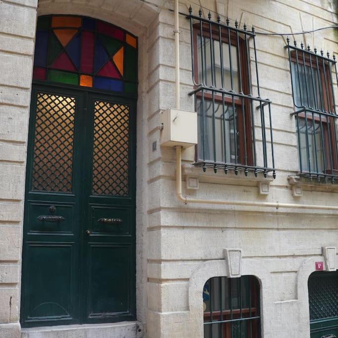 Beyoğlu'nun kalbinde yüksek tavanlı daire