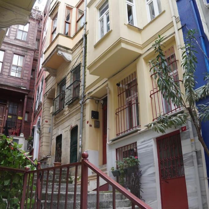 Beyoğlu'nun kalbinde yüksek tavanlı daire