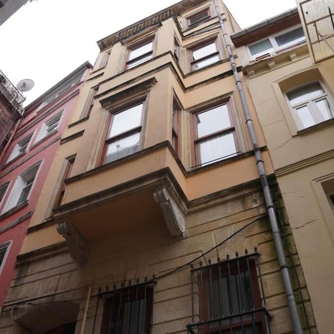 Beyoğlu'nun kalbinde yüksek tavanlı daire