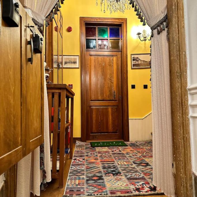 Beyoğlu'nun kalbinde yüksek tavanlı daire