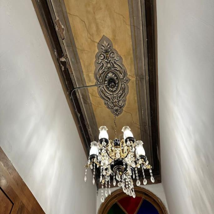 Beyoğlu'nun kalbinde yüksek tavanlı daire