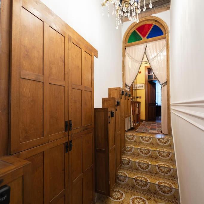 Beyoğlu'nun kalbinde yüksek tavanlı daire