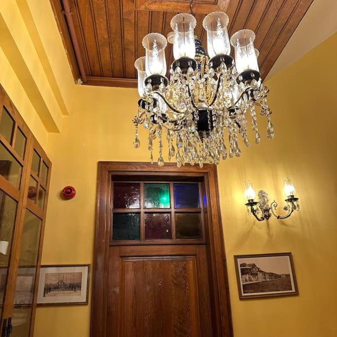 Beyoğlu'nun kalbinde yüksek tavanlı daire